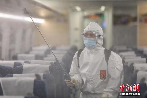 贵阳北动车运用所：动车消杀 防控疫情-1.jpg