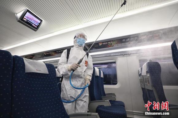 贵阳北动车运用所：动车消杀 防控疫情-3.jpg