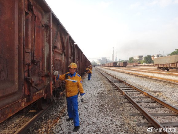 【昆明铁路】昆明北车辆段开远北作业场开展练兵-4.jpg