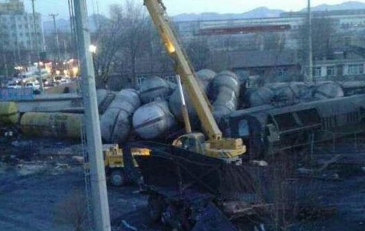 辽宁一货车强闯道口 撞翻11节火车车厢-1.jpg