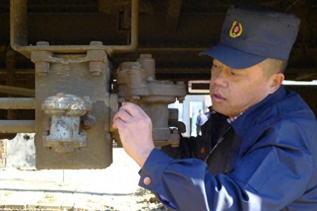 从扳手到芯片：铁路车辆钳工的“逆袭”之路，每道焊缝都闪耀荣光-1.jpg